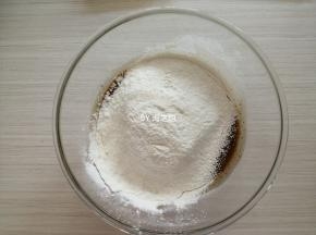 把面粉过筛进去