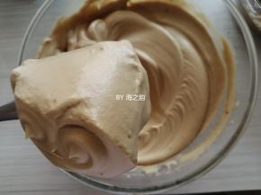 蛋清里分3次加入剩余的50克红糖，用电动打蛋器打至偏干性发泡