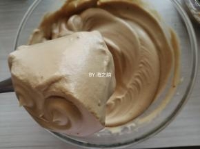蛋清里分3次加入剩余的50克红糖，用电动打蛋器打至偏干性发泡