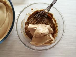 把1/3打发好的蛋白霜舀入到蛋黄糊里，用手动打蛋器从底部向上翻拌均匀