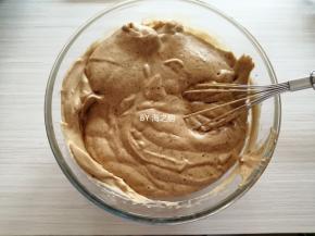 再把1/3的蛋白霜舀入蛋黄糊里拌匀