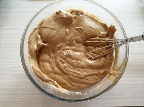 再把1/3的蛋白霜舀入蛋黄糊里拌匀