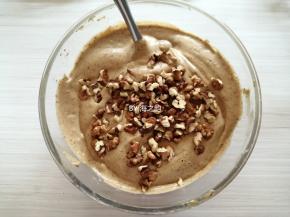 然后倒回剩余的蛋白霜里，用同样的手法拌好，倒入核桃碎，拌几下即可