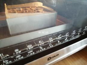 放入已经提前预热到上火160度，下火165度的东菱K40C烤箱最下层，烘烤40分钟左右（实际烘烤温度要根据自家烤箱脾气而定）