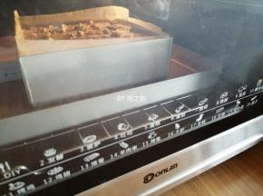 放入已经提前预热到上火160度，下火165度的东菱K40C烤箱最下层，烘烤40分钟左右（实际烘烤温度要根据自家烤箱脾气而定）
