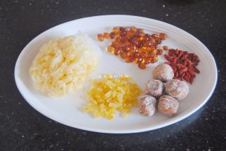 准备好材料，银耳我用的是新鲜的，要是用干的，只用一半就够了，这里的分量是足够一家四口吃的，您看着人数来增减哦。