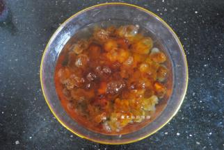 桃胶用清水浸泡过夜，因为桃胶要泡发还是很费时间的，尤其是杂质比较多的，要是浸泡的时间不够，是很难清理干净杂质的，所以一定要浸透发大后掰开清洗，我是浸泡了一夜，发大的程度刚好，清洗干净后掰小颗，会让整个羹的口感更顺滑。