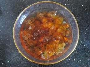 桃胶用清水浸泡过夜，因为桃胶要泡发还是很费时间的，尤其是杂质比较多的，要是浸泡的时间不够，是很难清理干净杂质的，所以一定要浸透发大后掰开清洗，我是浸泡了一夜，发大的程度刚好，清洗干净后掰小颗，会让整个羹的口感更顺滑。