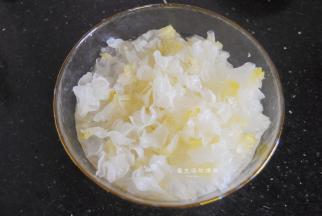 银耳浸泡半小时后，抓洗干净把蒂部去掉，摘成小朵，再清洗几遍，要是用干银耳要浸泡1小时以上。