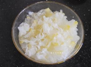 银耳浸泡半小时后，抓洗干净把蒂部去掉，摘成小朵，再清洗几遍，要是用干银耳要浸泡1小时以上。