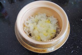 接着把桃胶放入万土锅呢，再放入银耳，炖煮桃胶银耳羹建议用砂锅，煮出来的口感会比高压锅好很多，高压锅的就是很软烂的口感，但是砂锅炖煮的是爽滑不腻，软而不烂的，所以想要吃到高品质的羹还是用砂锅哦。