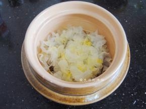 接着把桃胶放入万土锅呢，再放入银耳，炖煮桃胶银耳羹建议用砂锅，煮出来的口感会比高压锅好很多，高压锅的就是很软烂的口感，但是砂锅炖煮的是爽滑不腻，软而不烂的，所以想要吃到高品质的羹还是用砂锅哦。