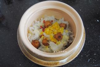 接着把清洗干净的枸杞和蜜枣放入锅内，蜜枣要是没有就换成红枣，味道也是很不错的。