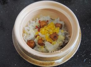 接着把清洗干净的枸杞和蜜枣放入锅内，蜜枣要是没有就换成红枣，味道也是很不错的。