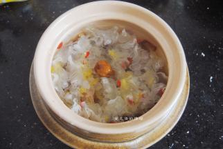 注入3倍高的清水，因为桃胶和银耳熬煮后都会出胶，所以水量要适量的多，羹才不会浓稠过度哦，冰糖先放入50克熬煮，后面试了甜度再加入。