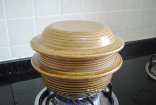 盖上锅盖中小火煮沸，转小火熬煮40分钟左右，这锅是双盖的，所以水分蒸发得特别少。