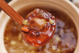这样做的桃胶银耳羹胶质最多最浓郁，吃起来润滑清甜，加入了芒果，还有水果的甜香，十分的与众不同哦