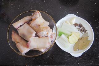 准备好食材，做这菜不要贪心多加香料，有这几味就足够了，大葱带甜味，不仅能提鲜还能代替糖的部分，所以不要缺了这一个。