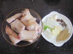 准备好食材，做这菜不要贪心多加香料，有这几味就足够了，大葱带甜味，不仅能提鲜还能代替糖的部分，所以不要缺了这一个。