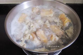 焖猪蹄时，直接下锅煮是大错特错，多加1步，猪蹄Q弹够味不发硬，就是猪蹄先冷水入锅煮沸，让猪蹄里面的血水出尽，这样处理过的猪蹄鲜而不腥。