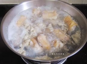 焖猪蹄时，直接下锅煮是大错特错，多加1步，猪蹄Q弹够味不发硬，就是猪蹄先冷水入锅煮沸，让猪蹄里面的血水出尽，这样处理过的猪蹄鲜而不腥。
