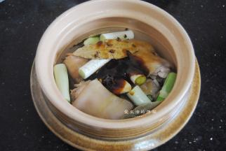 倒入酱油蚝油和胡椒粉，放入八角香叶和红花椒。