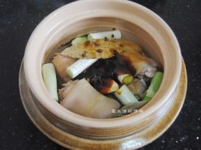 倒入酱油蚝油和胡椒粉，放入八角香叶和红花椒。