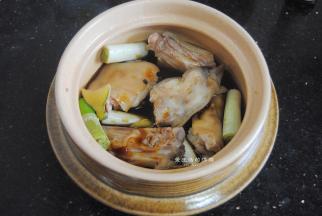 最后把盐和清水，老抽混合成酱汁倒入锅里，端起砂锅晃几下，让底部也充满酱汁，这样能避免糊底。