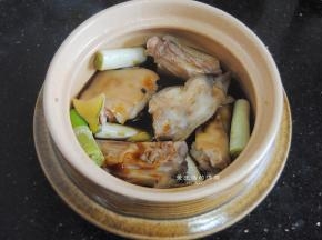 最后把盐和清水，老抽混合成酱汁倒入锅里，端起砂锅晃几下，让底部也充满酱汁，这样能避免糊底。