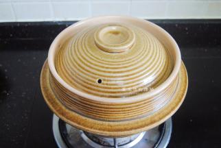 盖上盖子中火开始煮，将近沸腾后开盖，用筷子将猪蹄翻一翻底部。直接盖上2层锅盖，小火焖煮40分钟节出锅，这样的砂锅能让里面的温度一直维持，并且水分不会蒸发过度，煮猪蹄什么的特别好。