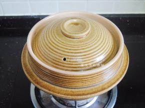 盖上盖子中火开始煮，将近沸腾后开盖，用筷子将猪蹄翻一翻底部。直接盖上2层锅盖，小火焖煮40分钟节出锅，这样的砂锅能让里面的温度一直维持，并且水分不会蒸发过度，煮猪蹄什么的特别好。