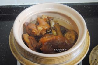 香喷喷的焖猪蹄就出锅了，这个猪蹄的皮是Q弹的，吃起来口感极佳，肉质不柴不烂