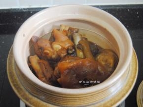香喷喷的焖猪蹄就出锅了，这个猪蹄的皮是Q弹的，吃起来口感极佳，肉质不柴不烂