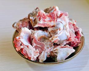 牛大骨，用冷水反复浸泡，将血水泡出来，可以有效去除肉腥味儿呦～