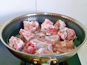 将大骨焯水，冷水下锅，烧开后，大火煮3分钟左右。