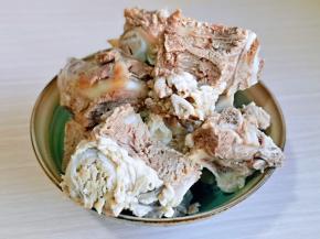 焯好的牛大骨，用温水反复冲洗，将骨头上的杂质冲洗干净。