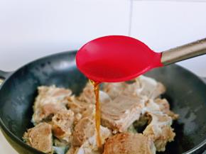 加入一勺料酒，可以适当多一点儿。