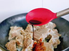 再加入生抽，老抽。(我放老抽比较少，可以根据个人喜好来）