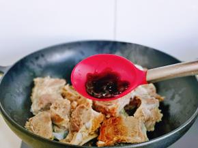 再加入蚝油，小火翻炒均匀。