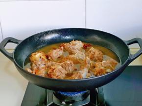 加入开水，没过大骨为佳。