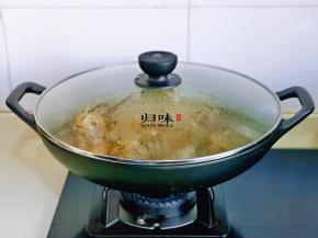 盖上盖子，大火烧开，转小火慢炖45分钟左右。