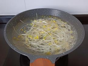 豆芽水开下锅煮熟捞出。
