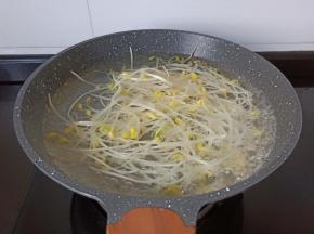 豆芽水开下锅煮熟捞出。
