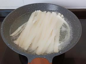 面条水微开下锅煮。