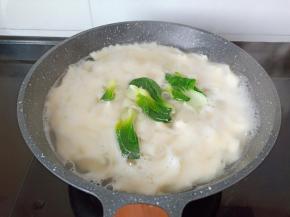 拉面快熟时加小青菜烫熟。