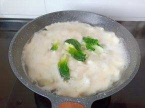 拉面快熟时加小青菜烫熟。