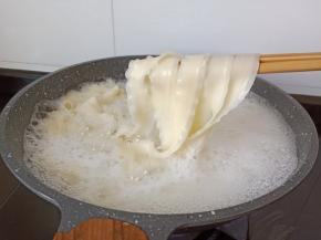 煮面条时可以加2-3次清水，拉面里外都熟透。