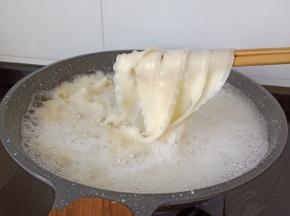 煮面条时可以加2-3次清水，拉面里外都熟透。