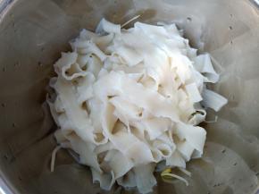 拉面，豆芽放入大碗里。