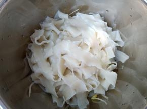 拉面，豆芽放入大碗里。